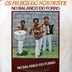 Capa do disco No balanço do forró, de Os Filhos do Nordeste