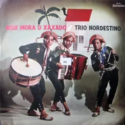 Capa do disco Aqui mora o xaxado, de Trio Nordestino