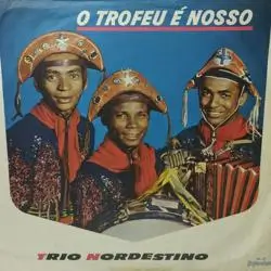 Capa do disco O troféu é nosso, de Trio Nordestino
