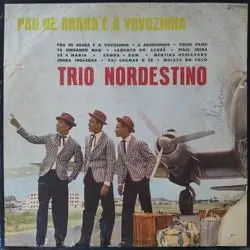 Capa do disco Pau de arara é a vovózinha, de Trio Nordestino